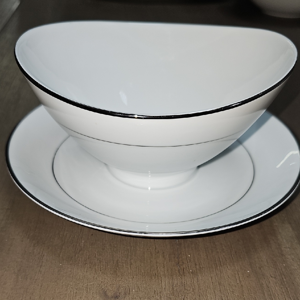 Mikasa Celebrity Gravy Boat with Attached Saucer